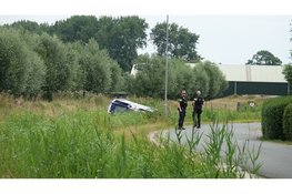 Waardetransport belandt op zijkant in sloot langs Busch en Dam in Uitgeest