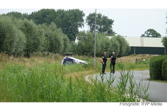 Waardetransport belandt op zijkant in sloot langs Busch en Dam in Uitgeest