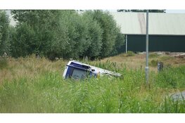 Waardetransport belandt op zijkant in sloot langs Busch en Dam in Uitgeest