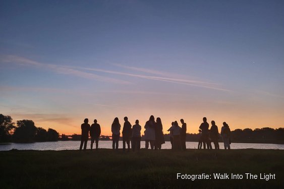 Walk Into the Light: Vroege ochtendwandeling met aandacht voor suïcidepreventie vanuit Geestmerambacht