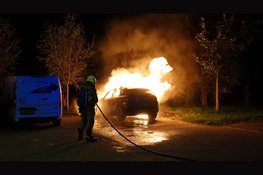 Auto verwoest door brand op Broekpolderweg in Uitgeest, brandstichting niet uitgesloten