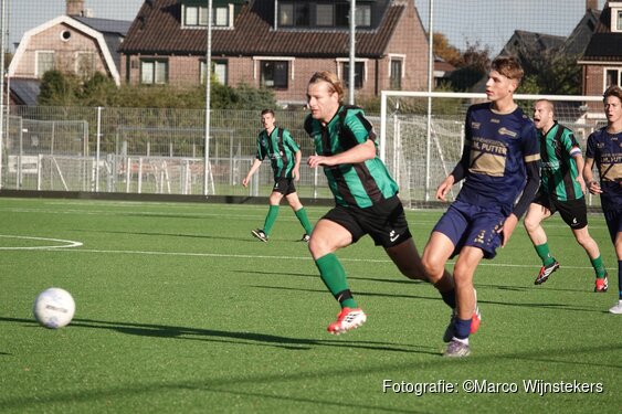 FC Uitgeest met hakken over de sloot